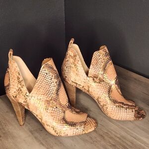 Vince Camuto Popenna Snake Print Peep Toe Booties Size 6.5 Western Boho Concert
